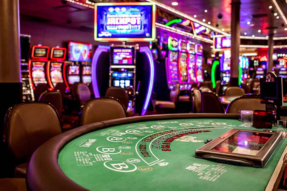Een sfeervol uitzicht vanuit de Kythorvane casinolounge